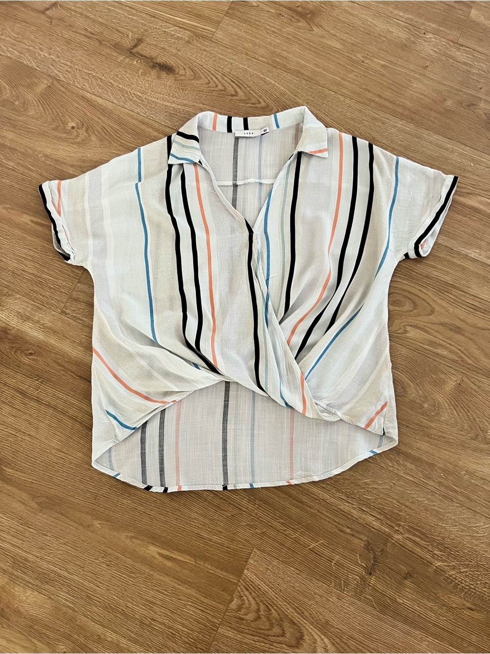 Lush Women’s Collared Twist Front Short Sleeved Hi-Lo Blouse Top Size Small